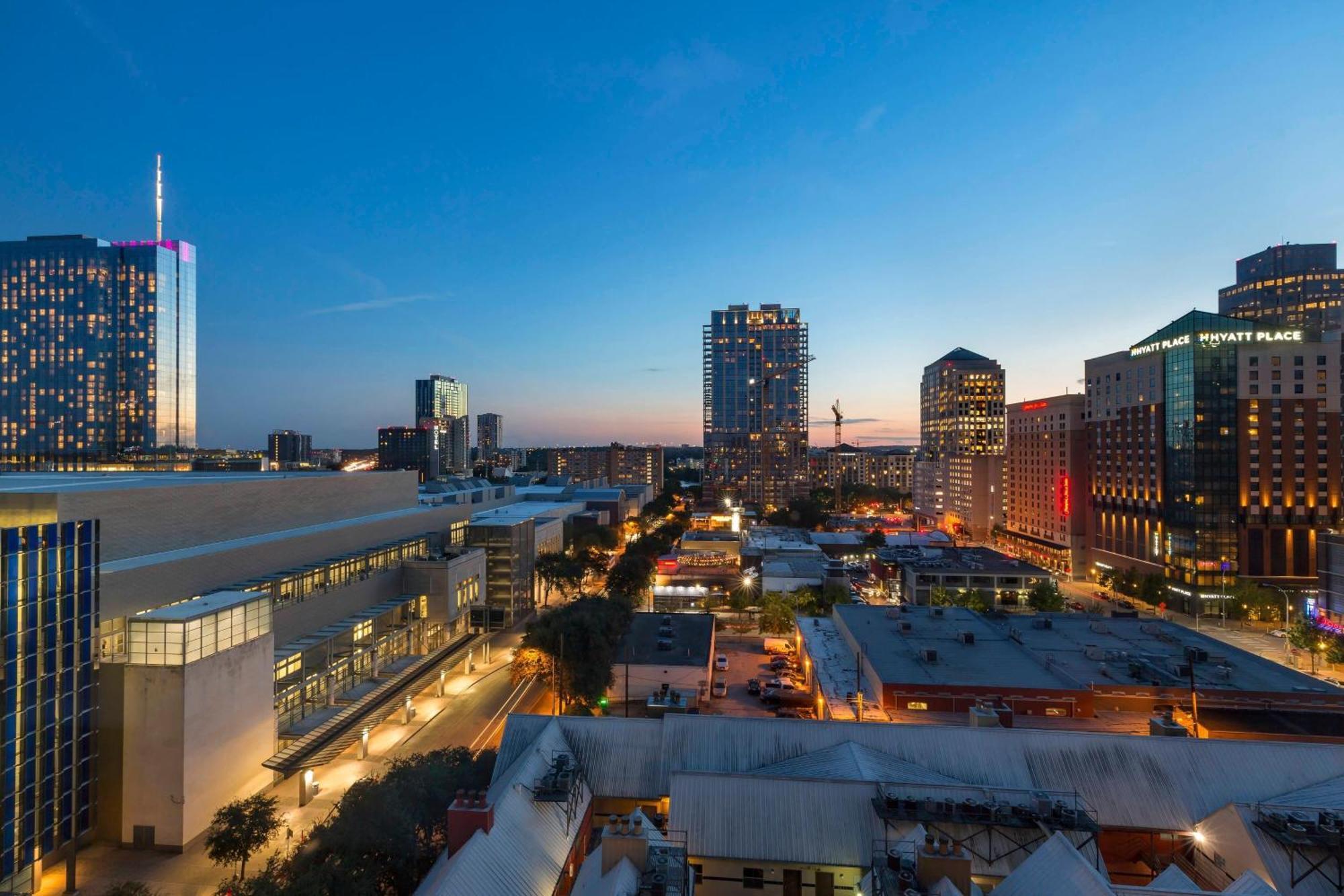 Отель Courtyard Austin Downtown/Convention Center Экстерьер фото